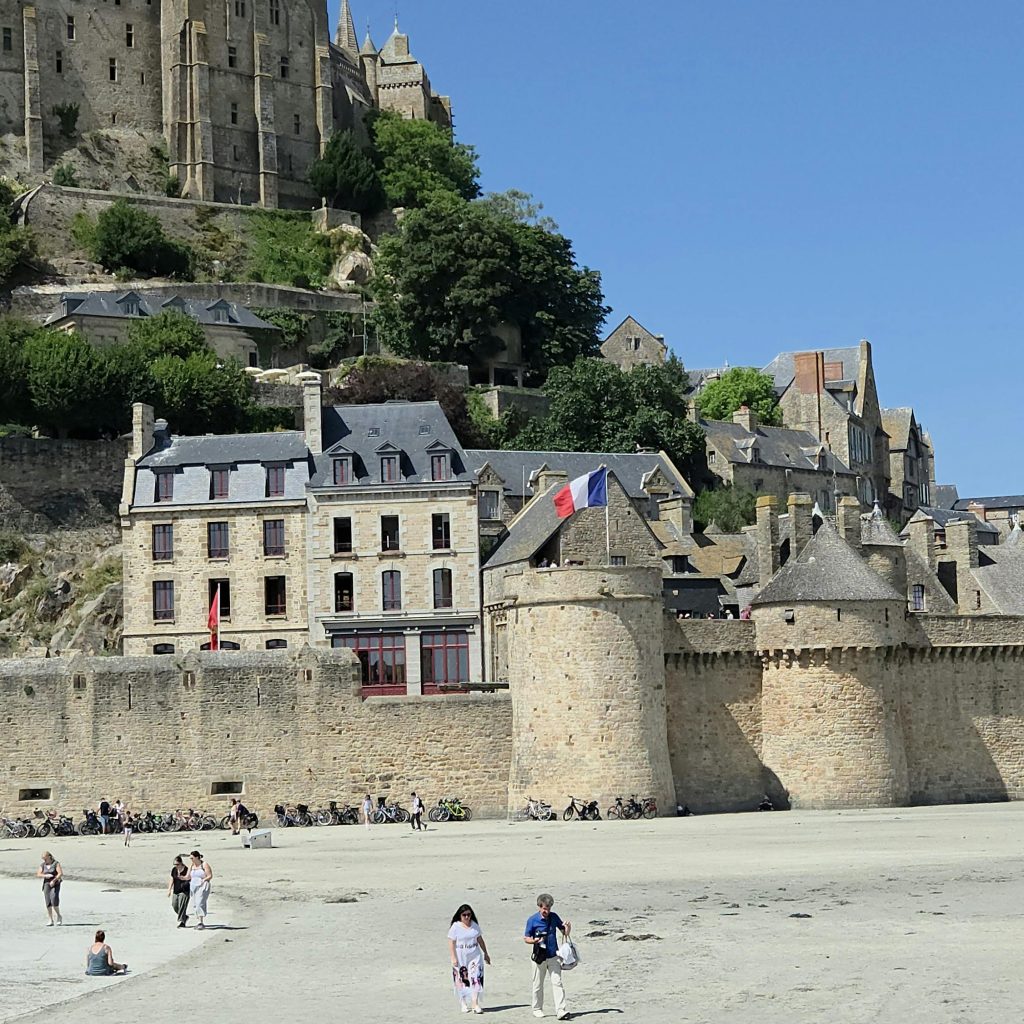 Découverte du Mont-Saint-Michel depuis la plage, une étape magique d’un week-end romantique en Bretagne en love room avec jacuzzi privatif