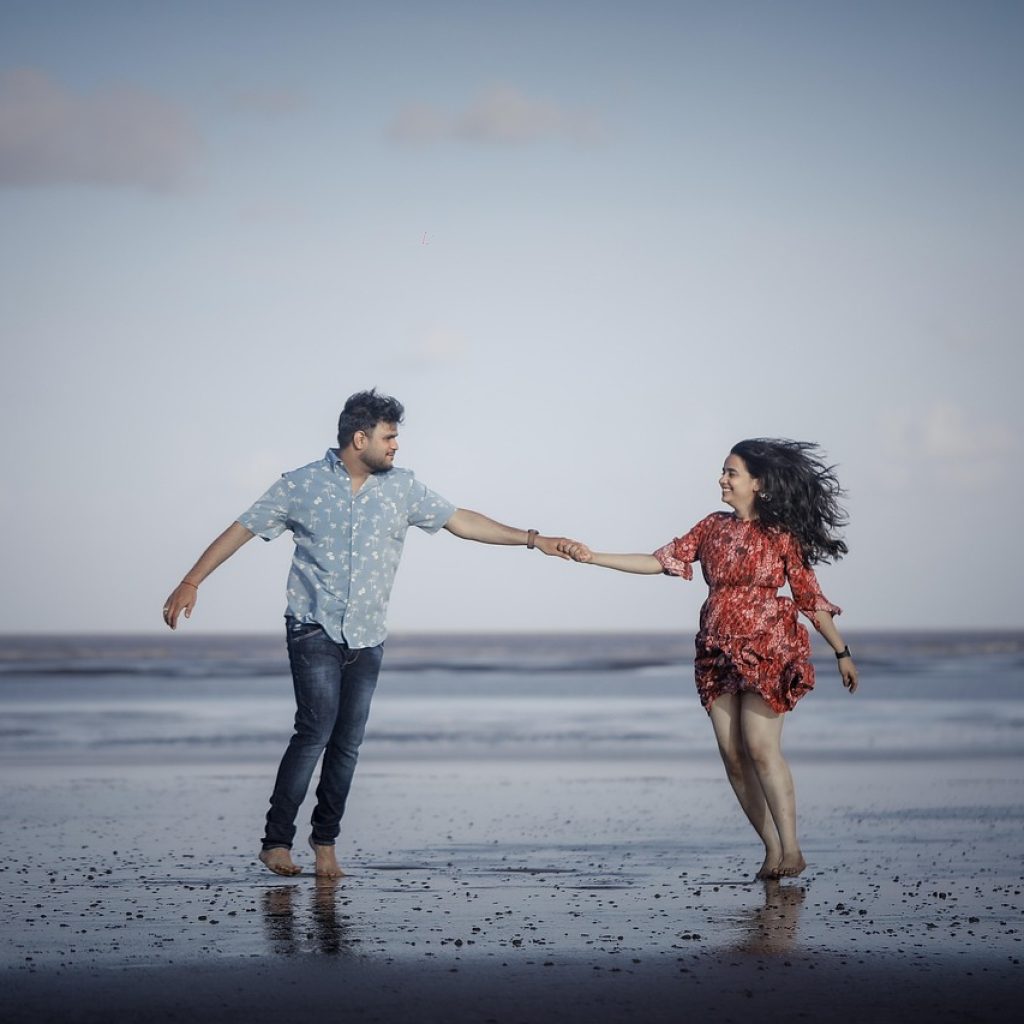Promenade romantique sur la plage en Bretagne nord pour un week-end en love room avec vue mer