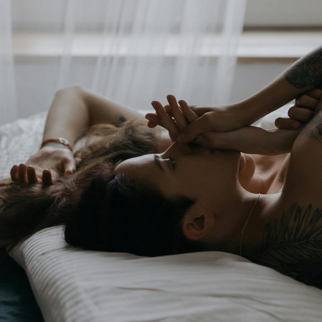 Moment de tendresse dans une chambre cosy, idéale pour un week-end romantique en Bretagne à petit budget