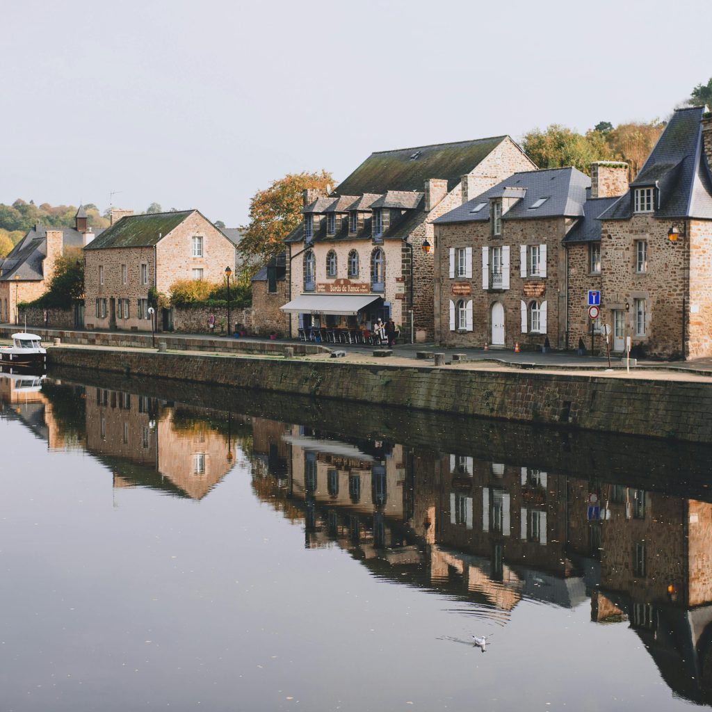 Village breton paisible, parfait pour une escapade en love room Bretagne pas cher et authentique