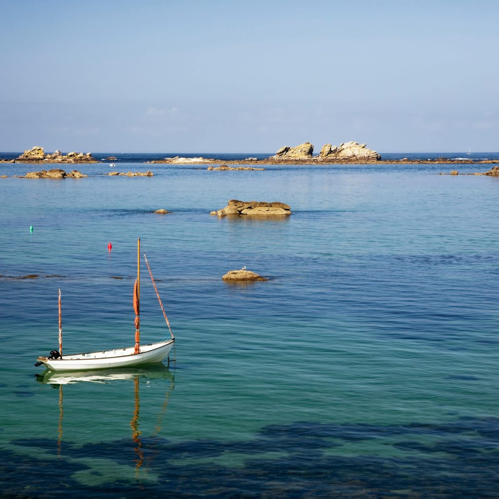 Petite embarcation au large des côtes bretonnes pour un séjour insolite en couple à petit prix