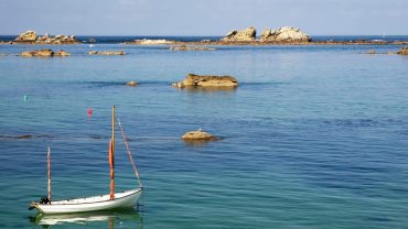 Petite embarcation au large des côtes bretonnes pour un séjour insolite en couple à petit prix