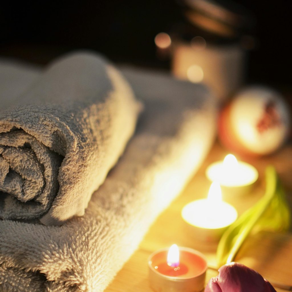 Ambiance romantique d’une love room Bretagne spa privatif avec bougies et serviettes douces
