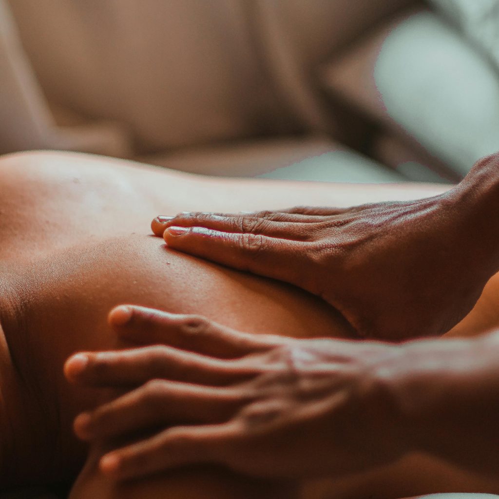 Massage relaxant dans une love room Bretagne avec spa privatif pour un séjour cocooning à deux