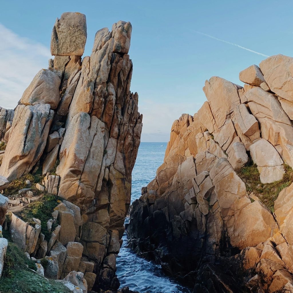 Love room en Bretagne sud avec un jacuzzi sur le balcon offrant une vue imprenable sur la mer, une idée de séjour romantique unique.