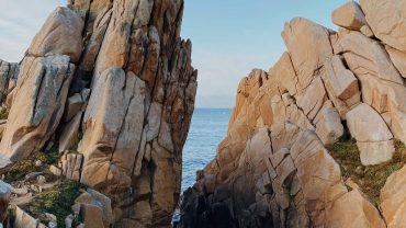 Love room en Bretagne sud avec un jacuzzi sur le balcon offrant une vue imprenable sur la mer, une idée de séjour romantique unique.
