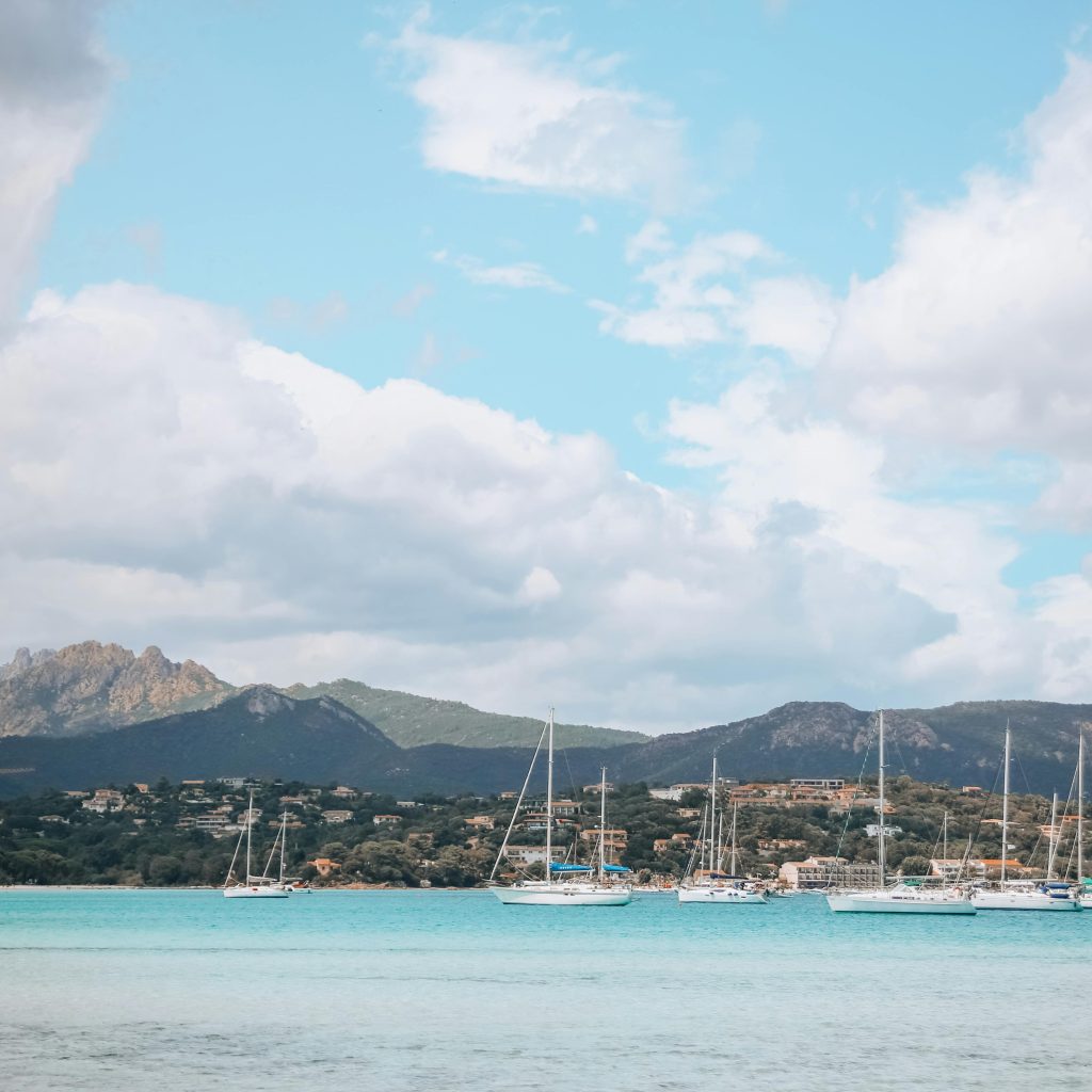 Vue panoramique sur les voiliers à Ajaccio, idéale pour une love room Corse dernière minute avec vue mer.