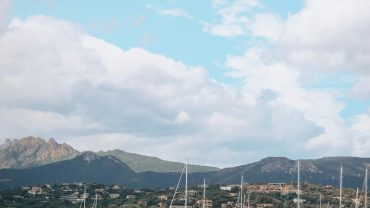 Vue panoramique sur les voiliers à Ajaccio, idéale pour une love room Corse dernière minute avec vue mer.