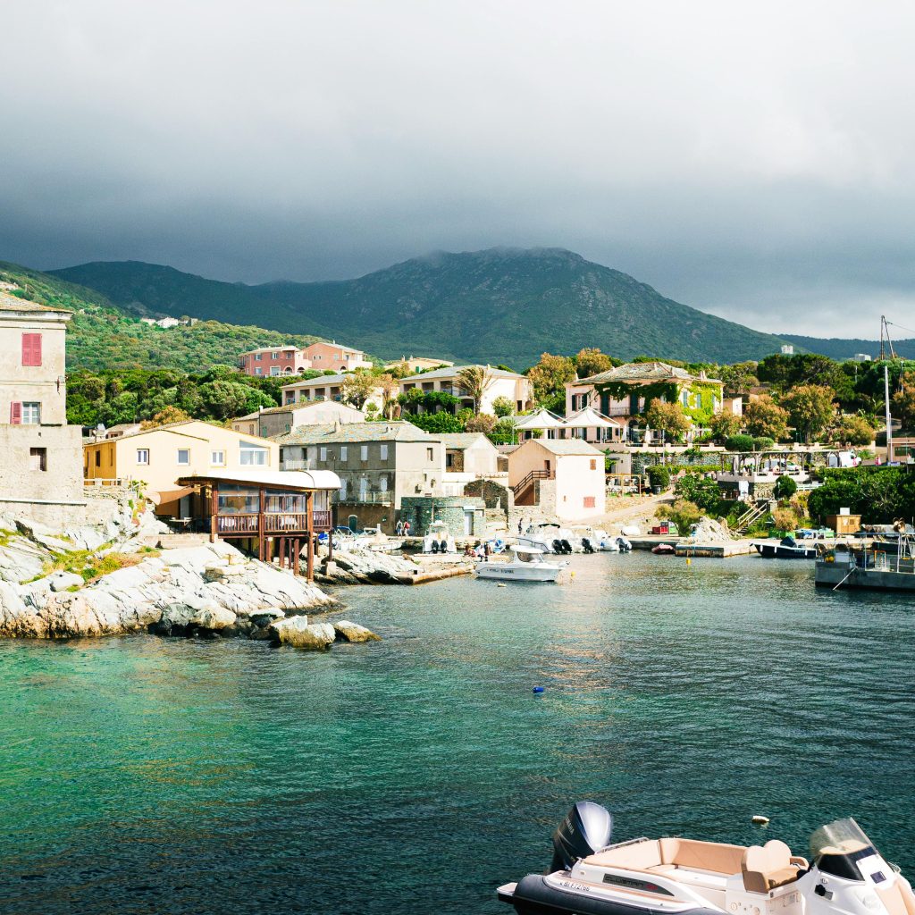 Village pittoresque en Corse, cadre idéal pour une escapade en love room dernière minute au bord de la mer.