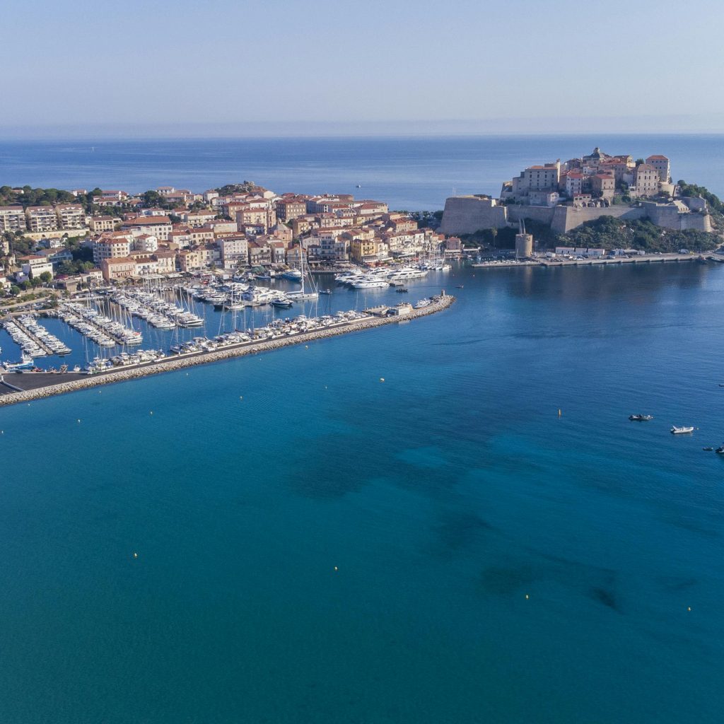 Vue panoramique de Calvi et son port, parfaite pour une love room Corse dernière minute avec vue mer et détente garantie.