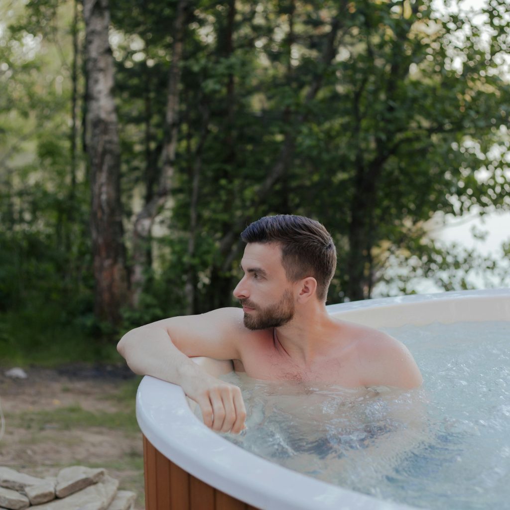 Jacuzzi privatif en pleine nature, moment de détente dans une love room en Corse