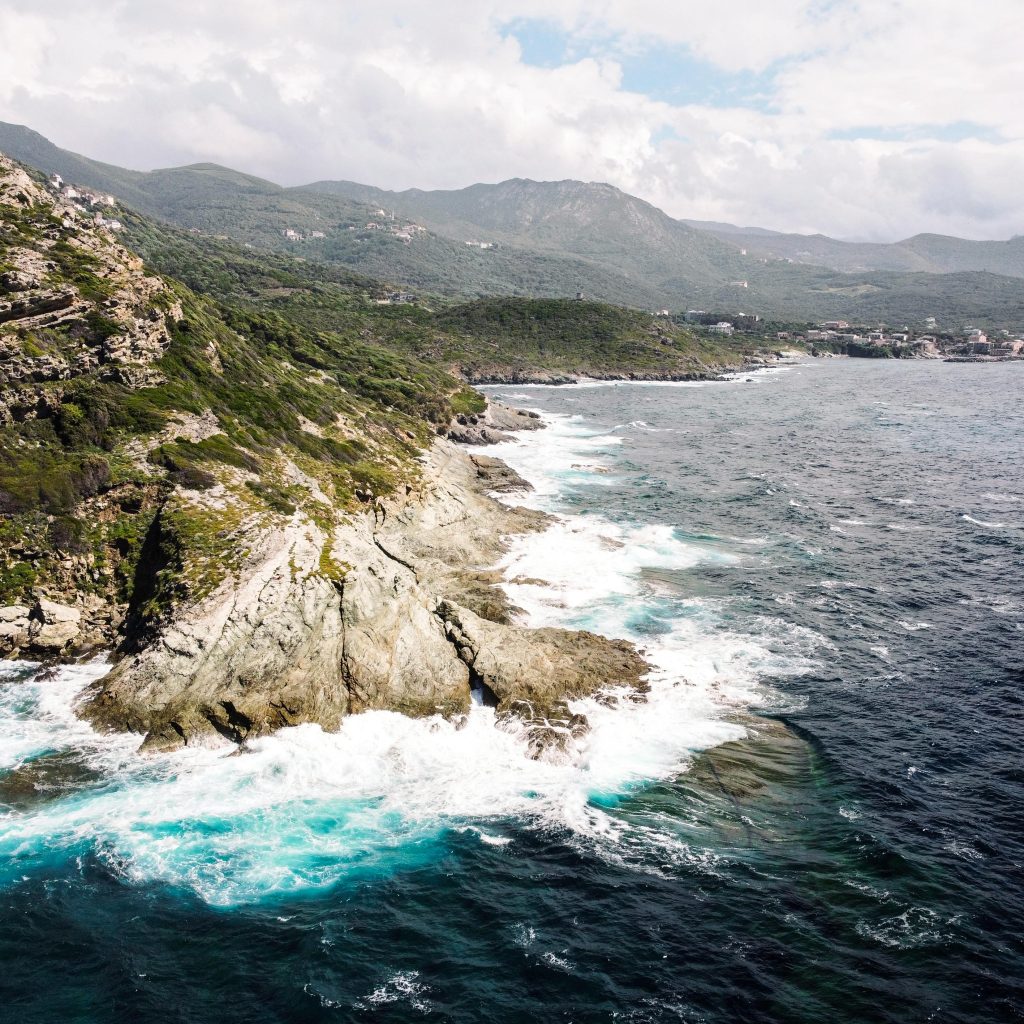 Paysage côtier corse entre mer turquoise et falaises, cadre idyllique pour une love room en pleine nature