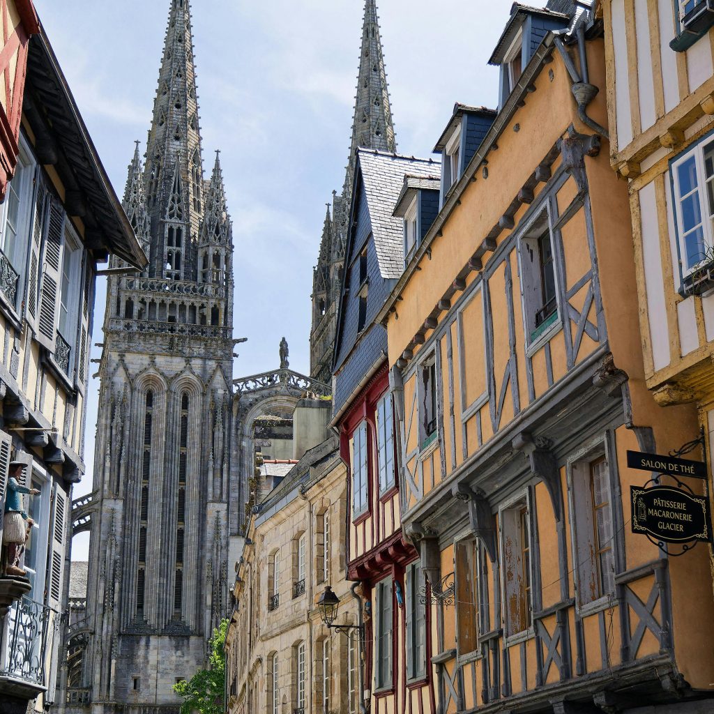 Découverte du centre historique de Quimper lors d’un séjour romantique en love room dans le Finistère sud