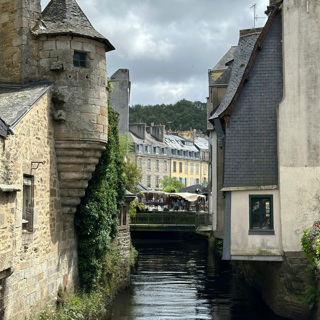 Charme du vieux Quimper et balade romantique en bord de canal pendant un week-end en love room dans le Finistère sud