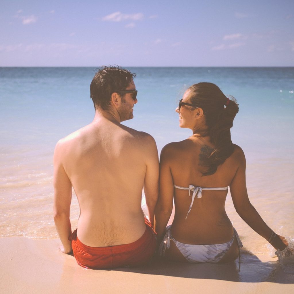 Un couple se détend à la mer, l'idée parfaite pour une love room à Rennes.