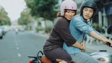 Un couple se promène à Rennes.