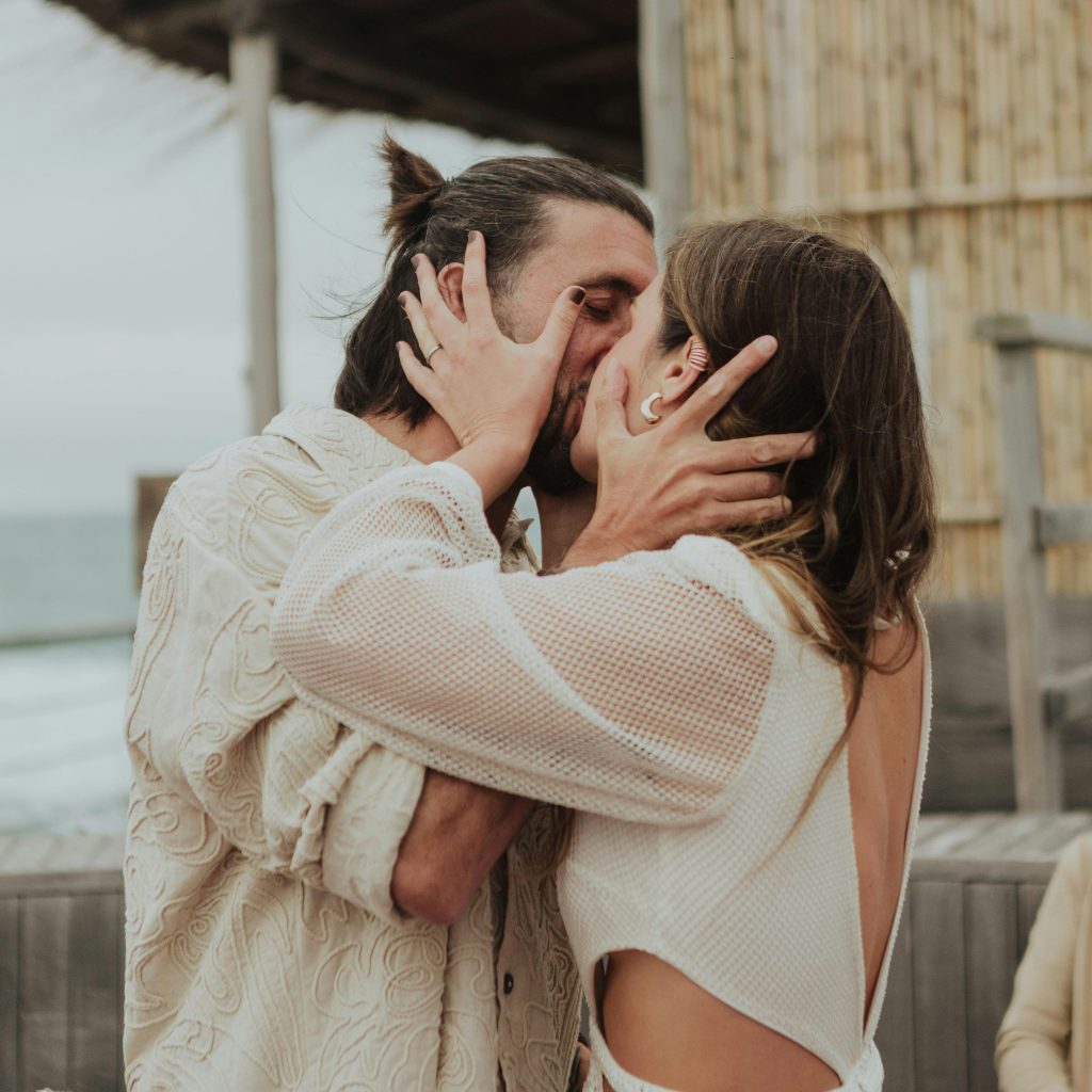 Baiser passionné devant une love room à Saint-Malo, parfaite pour une escapade romantique sur la côte d’Émeraude
