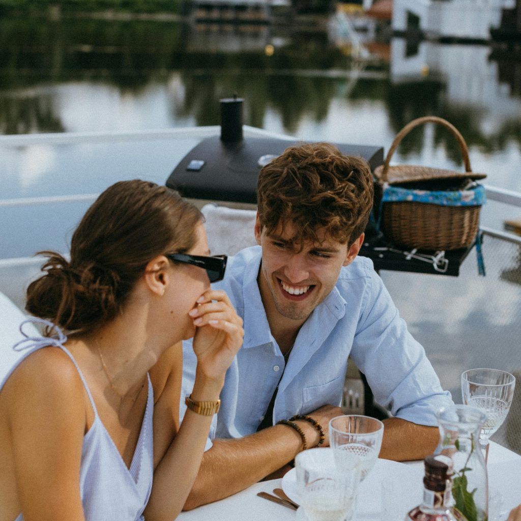 Moment complice sur un bateau à Saint-Malo, expérience romantique à vivre après une nuit en love room sur la côte d’Émeraude