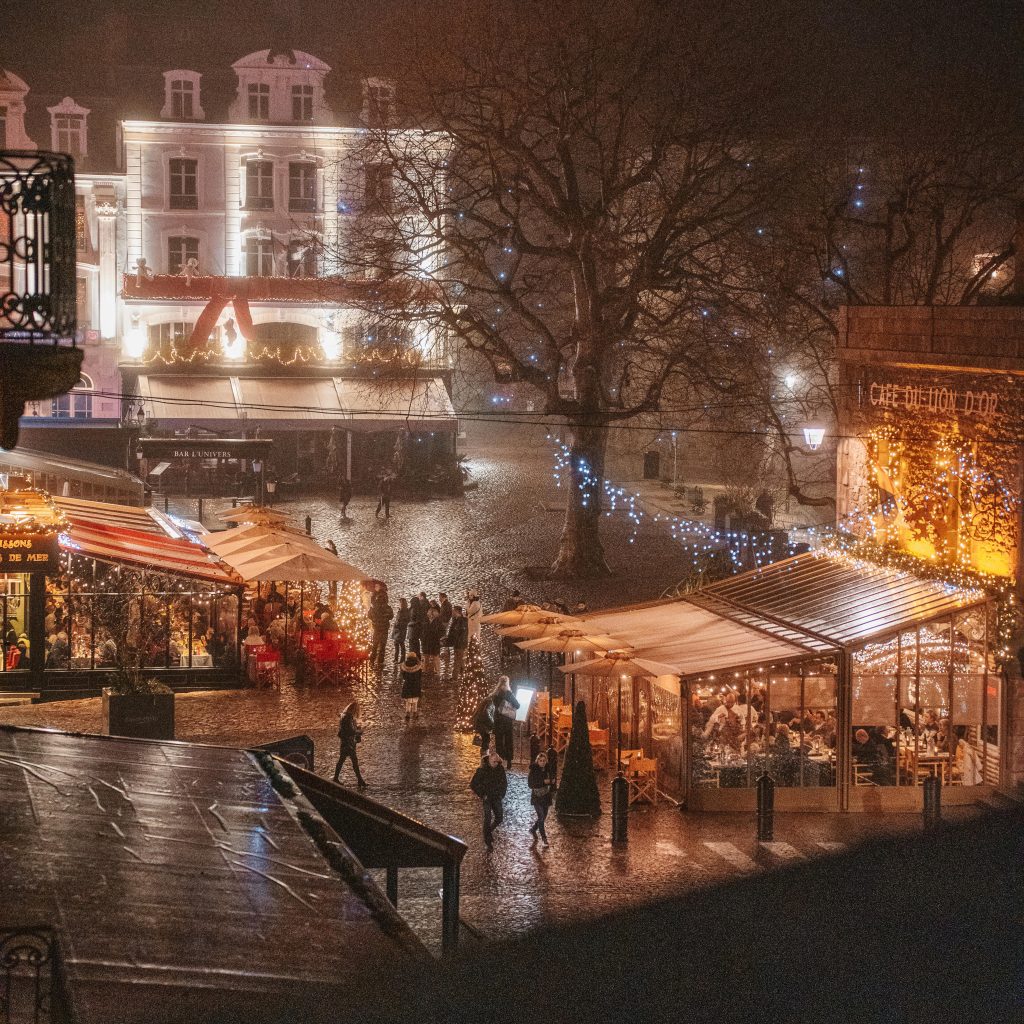 Soirée magique dans le centre-ville illuminé de Saint-Malo, destination idéale pour un séjour en love room romantique sur la côte d’Émeraude