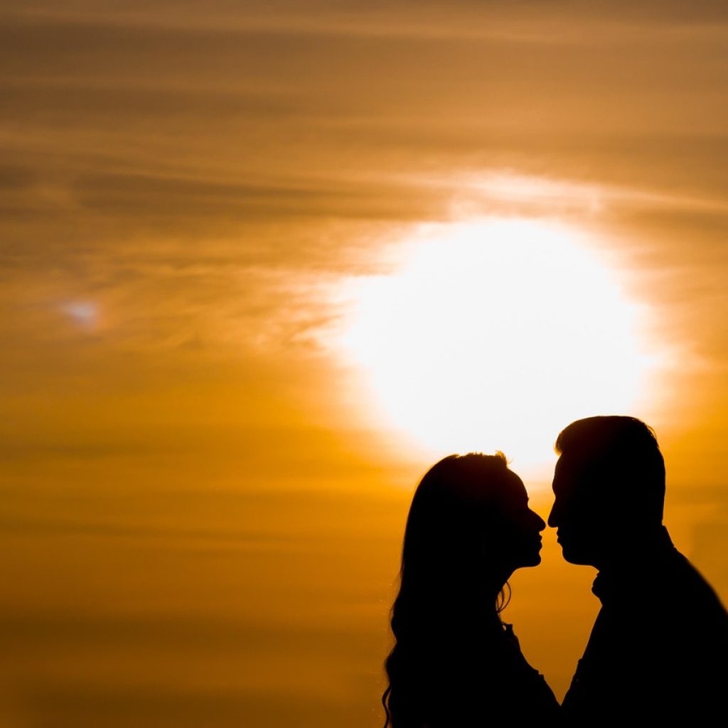 Moment complice dans une love room à réserver en Bretagne pour un week-end en amoureux