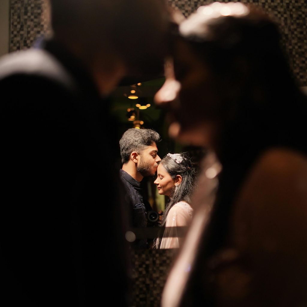 Moment complice dans une love room pour un séjour insolite en Bretagne en couple