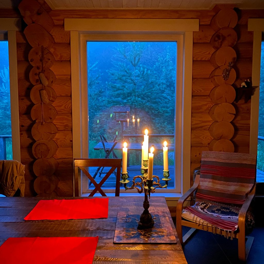 Ambiance chaleureuse d’un dîner romantique en chalet pour un séjour insolite Bretagne couple