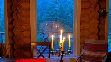 Ambiance chaleureuse d’un dîner romantique en chalet pour un séjour insolite Bretagne couple