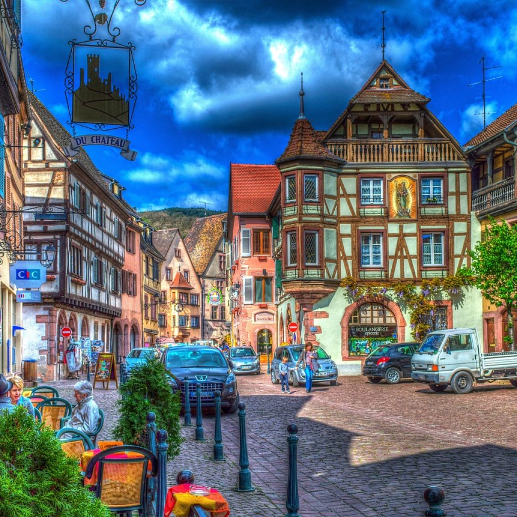 Rue pittoresque dans un village alsacien avec maisons à colombages, idéale pour un week-end romantique en Alsace.
