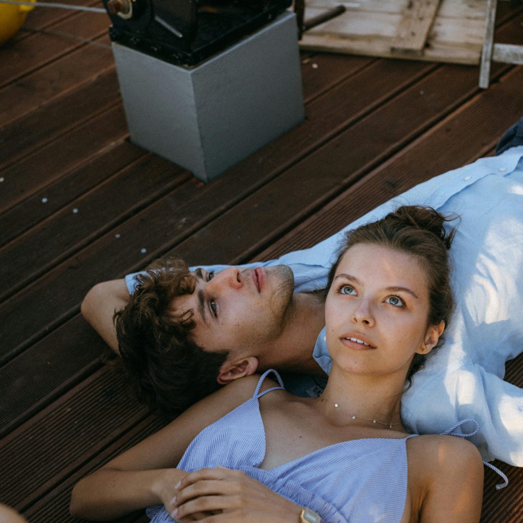 couple se reposant sur une terrasse en bois, moment de détente pour un week-end romantique en Alsace.