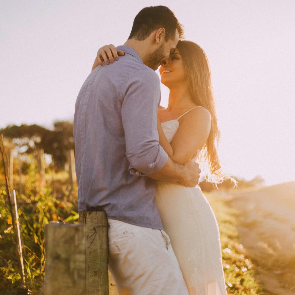 love room alsace week end romantique : couple s'enlaçant au coucher du soleil.