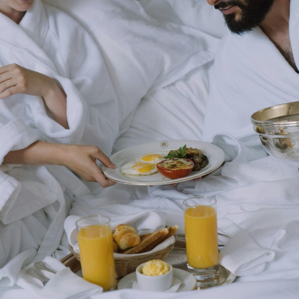Petit-déjeuner au lit dans une love room Bretagne luxe avec service premium pour couples exigeants