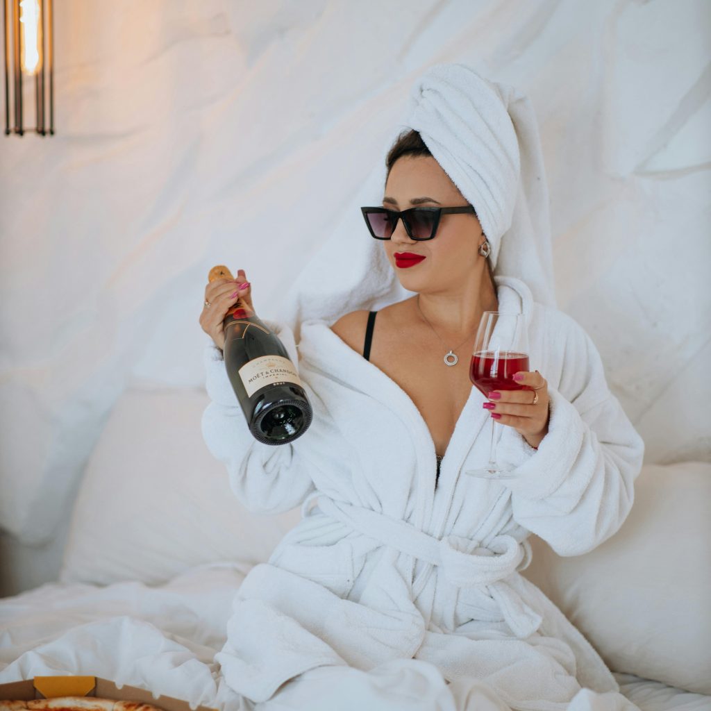 Séjour cocooning dans une love room en Bretagne avec spa, champagne et service haut de gamme pour couples