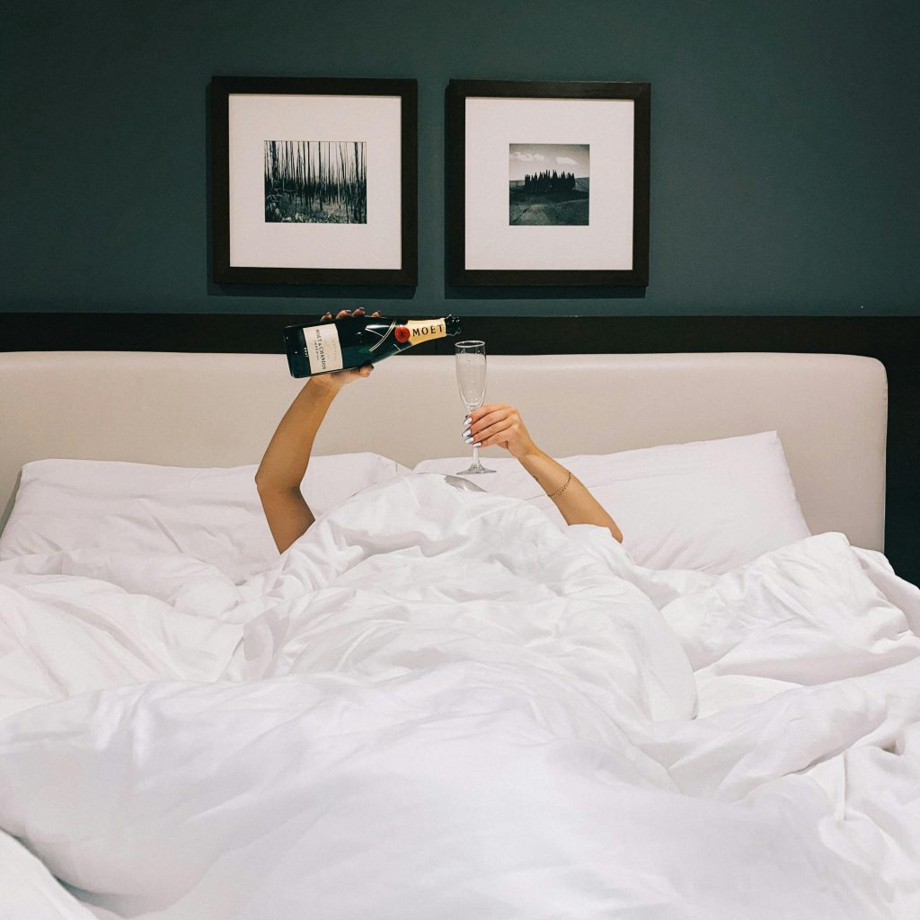 Champagne au lit dans une love room luxe en Bretagne, ambiance romantique et séjour haut de gamme