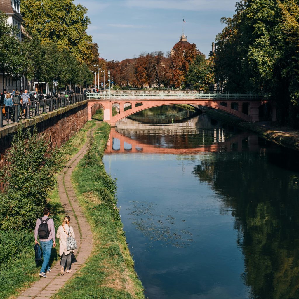 couple se promenant dans une ville du Grand Est, un moment idéal pour une surprise romantique