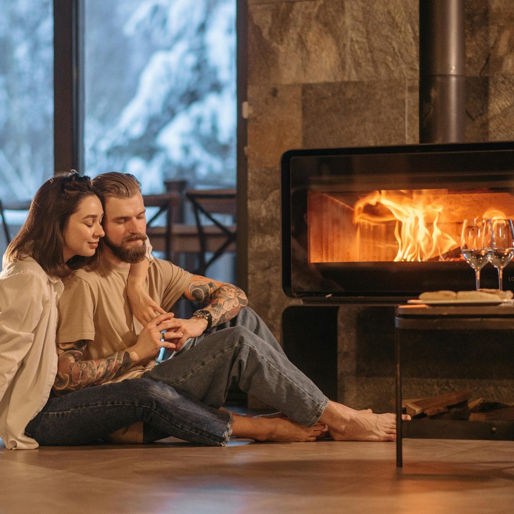 couple se détendant au coin du feu, une surprise romantique love room grand est