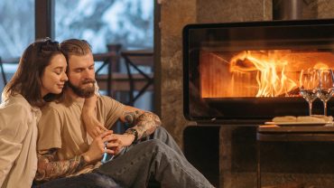 couple se détendant au coin du feu, une surprise romantique love room grand est