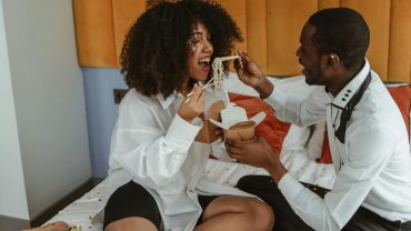 Couple dégustant un repas dans une love room en Corse – expérience gourmande et romantique au cœur de l'île