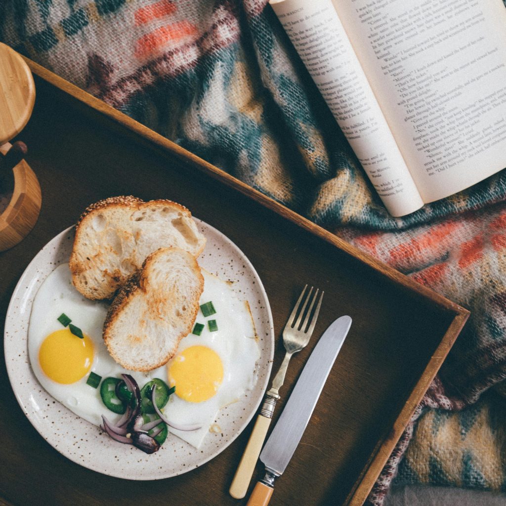 Petit-déjeuner corse sur plateau dans une love room – idée gourmande pour un week-end en amoureux