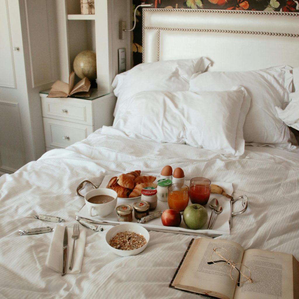 Petit-déjeuner complet et ambiance cosy dans une love room en Corse – escapade romantique et gastronomiqu
