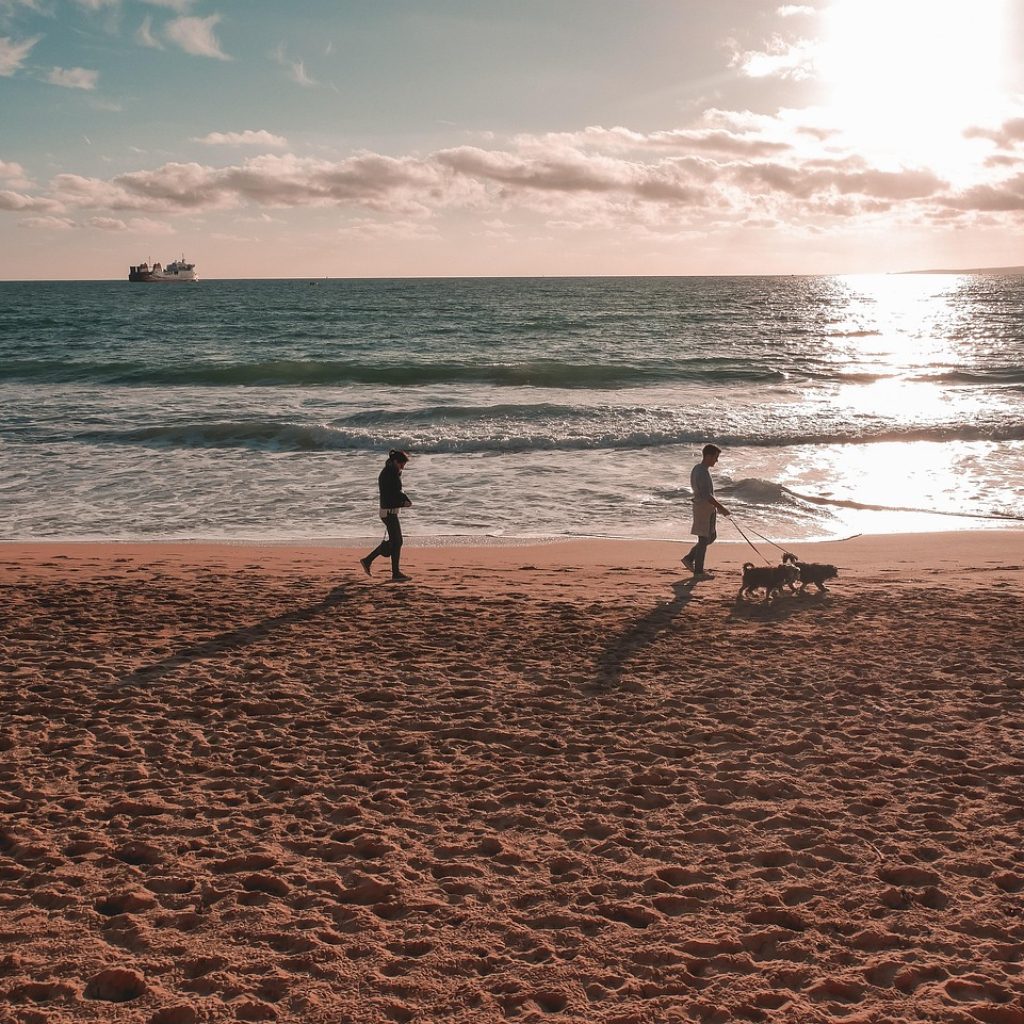 Balade romantique sur une plage corse au coucher du soleil, parfaite après une love room Corse randonnée