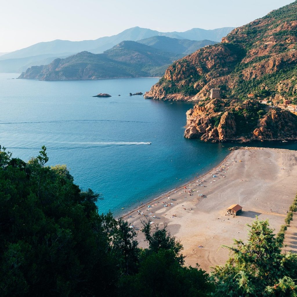 Panorama sur une plage sauvage en Corse, cadre naturel idéal pour une love room Corse randonnée