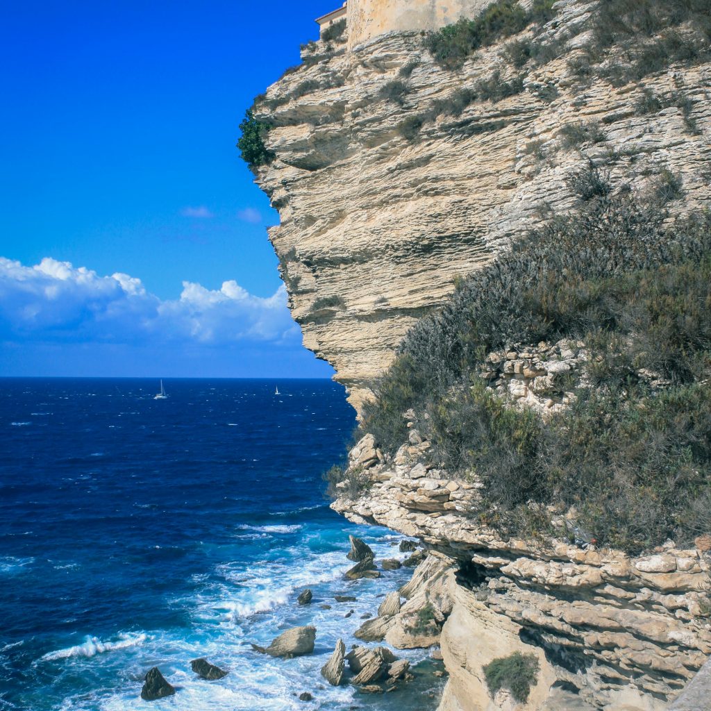 Falaises de Bonifacio en Corse avec vue sur la mer, parfaites pour une escapade love room Corse randonnée