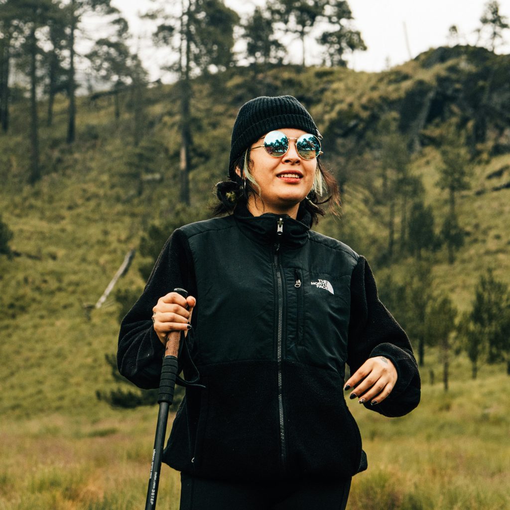 Femme en randonnée dans les montagnes corses, idéale pour un séjour nature et love room Corse randonnée