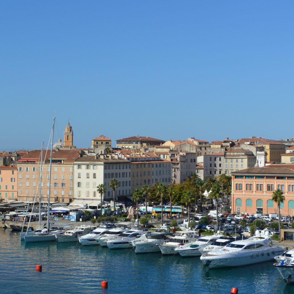 Vue sur le port d’Ajaccio, cadre idéal pour réserver une love room en Corse durant la haute saison