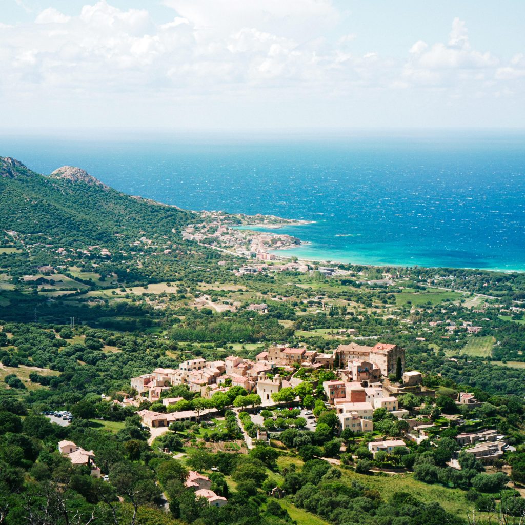 Village typique avec vue sur mer en Corse, destination idéale pour réserver une love room en pleine saison estivale