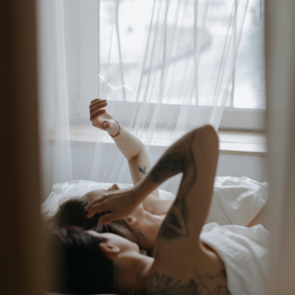Réveil en douceur dans une love room Corse à réserver en haute saison, moment de tendresse et de calme