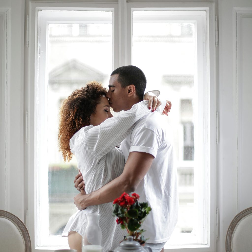 Week-end amoureux Corse sud : moment intime et chaleureux dans une chambre romantique